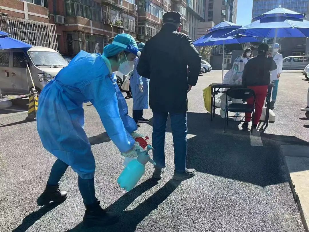 刘乐妍,在花园路街道玉兰园社区负责消毒.jpg